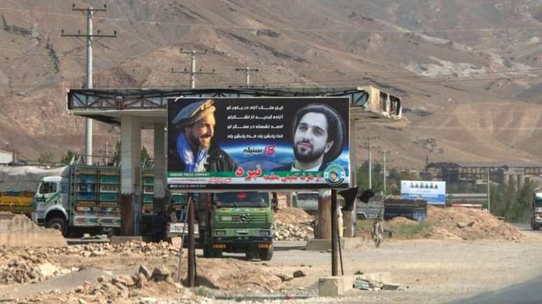 Outdoor no Vale do Panjshir mostra Ahmad Massoud e seu filho com o slogan: 'Graças ao seu exército você pode sonhar com um país livre/Ahmad está ao seu lado/que Deus o proteja'