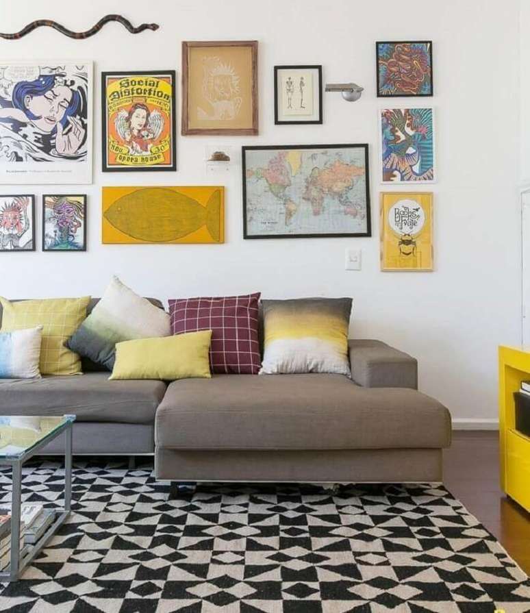 52. Sala decorada com mural de quadros e almofadas decorativas para sofá cinza – Foto: Gisele Rampazzo