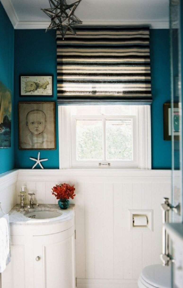 59. Banheiro com rodameio branco e tinta azul &ndash; Foto Laurel Bern Interiors