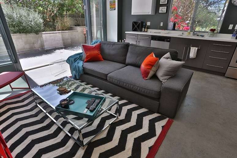61. Tapete preto e branco para decoração de sala com almofadas para sofá cinza escuro – Foto: Meg Frank Interiors