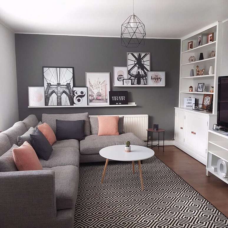 5. Decoração de sala com estante branca e almofadas para sofá cinza de canto – Foto: Michael Madley Design