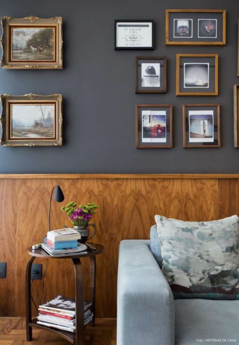 16. Decora&ccedil;&atilde;o com rodameio de madeira e parede cinza &ndash; Foto Arkitito