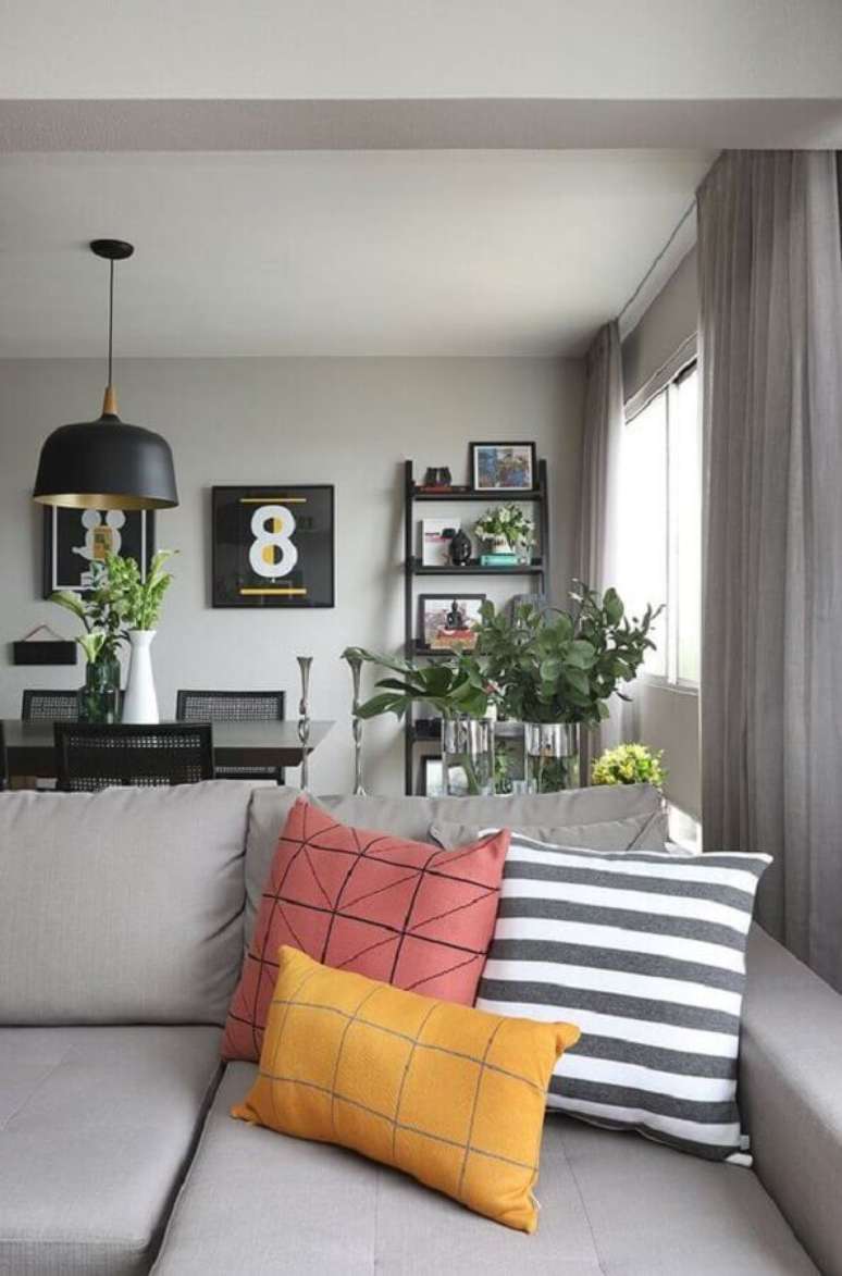 41. Ideia de combina&ccedil;&atilde;o de almofadas para sof&aacute; cinza &ndash; Foto: FNCR Arquitetura