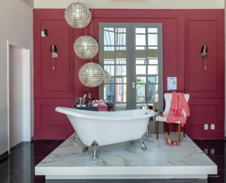 56. Banheiro com parede vermelha e rodameio de gesso &ndash; Foto Arquitetura Patricia Bonadia