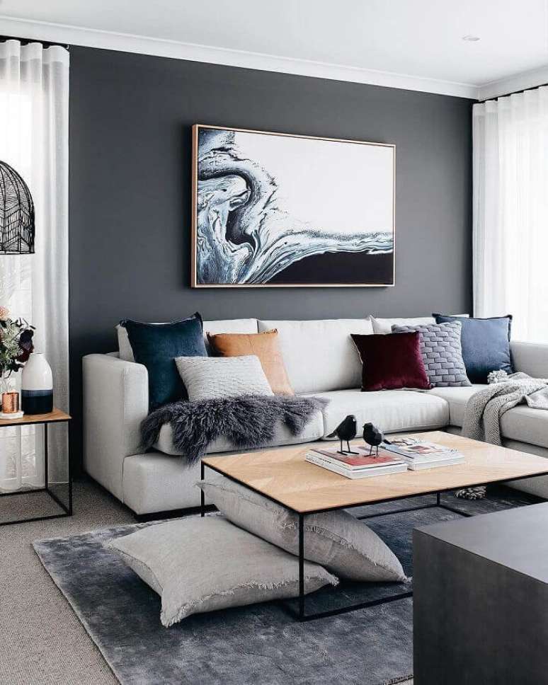 4. Decoração moderna para sala com combinação de almofadas para sofá cinza claro – Foto: Decor Fácil