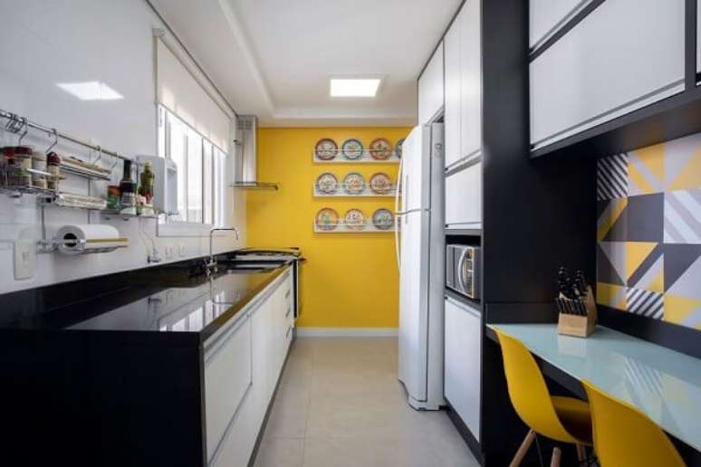 21. Feng shui cozinha: a cor amarela ilumina a decoração da cozinha. Projeto de Cris Paola