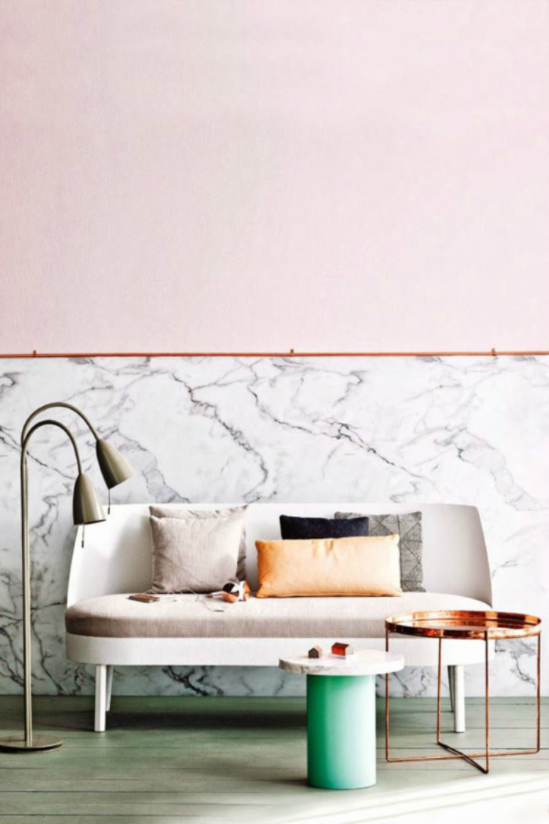 52. Sala de estar com rodameio rose e parede de marmore – Foto FANCY