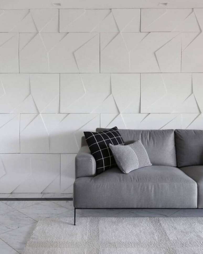 35. Decoração minimalista para sala com revestimento 3D e almofadas para sofá cinza – Foto: Bianchi & Lima