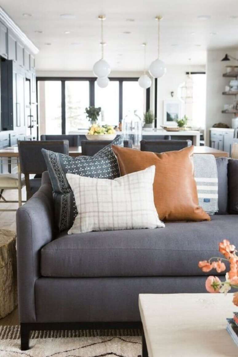 11. Casa conceito aberto decorada com almofadas para sofá cinza – Foto: Studio McGee