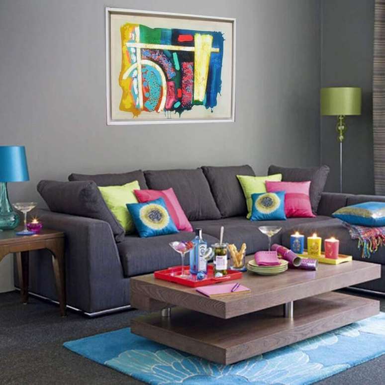 33. Decora&ccedil;&atilde;o de sala simples com almofadas decorativas para sof&aacute; cinza &ndash; Foto: Artfinder