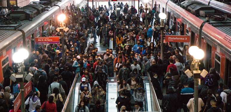 Movimento na estação da Luz da CPTM