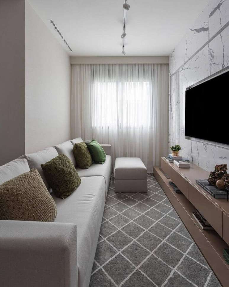 39. Cores para sala pequena decorada com tapete cinza e parede de m&aacute;rmore &ndash; Foto: Sesso & Dalanezi Arquitetura