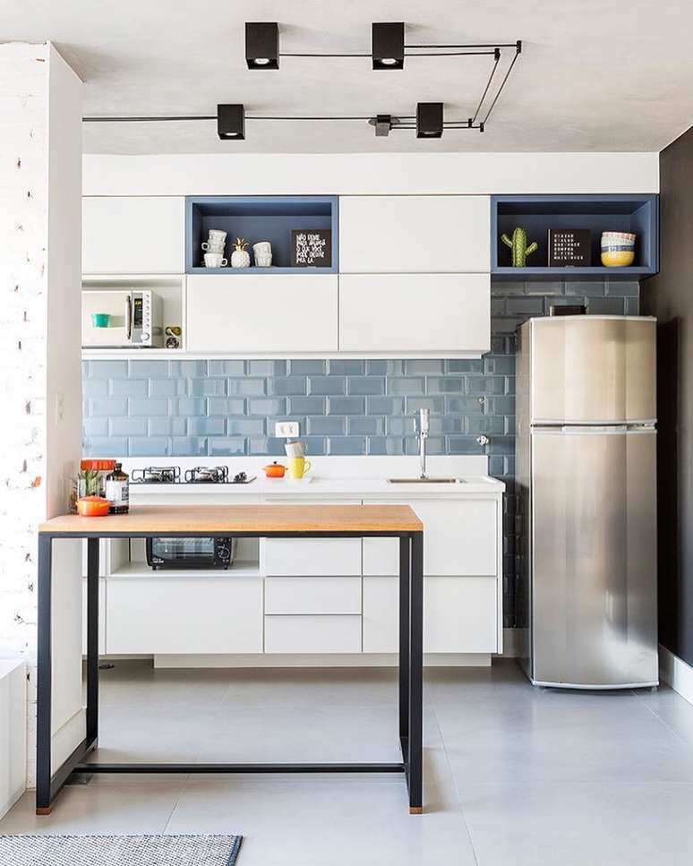 60. Porcelanato para cozinha bege com bancada de ferro e armários brancos – Foto Casa 2 Arquitetos