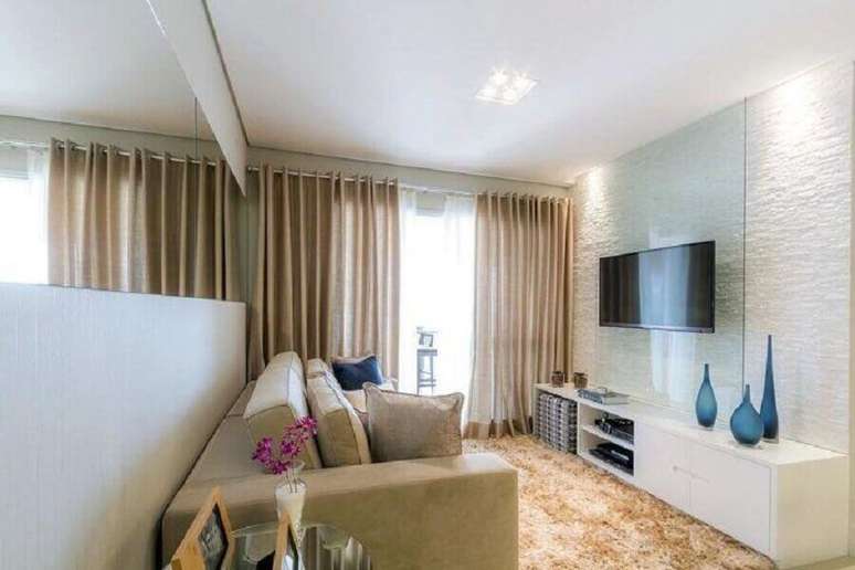 48. Cores para sala pequena e simples decorada com espelho de parede &ndash; Foto: Cavalcante Ferraz Arquitetura