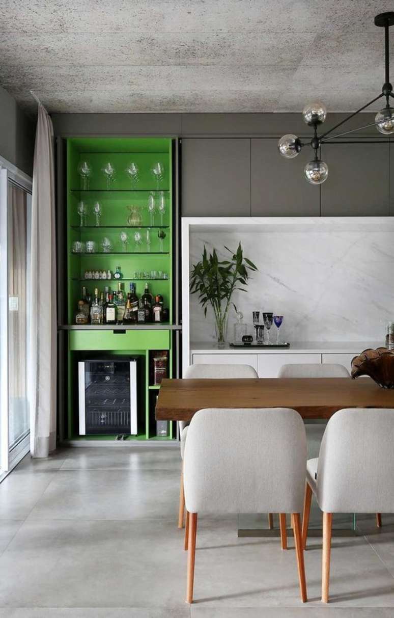 66. Porcelanato cinza para cozinha moderna com bancada de madeira e cadeiras modernas – Foto Casa de Valentina