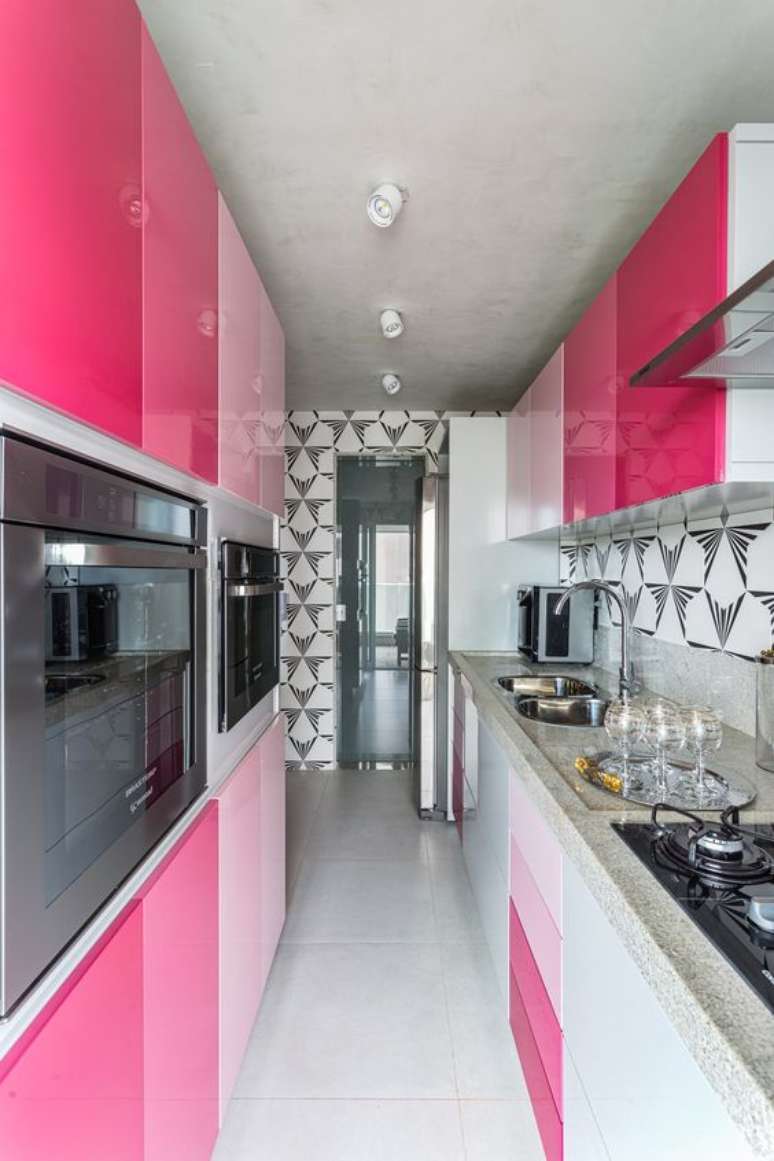 42. Cozinha rosa com azulejo retro preto e branco – Foto Casa Vogue