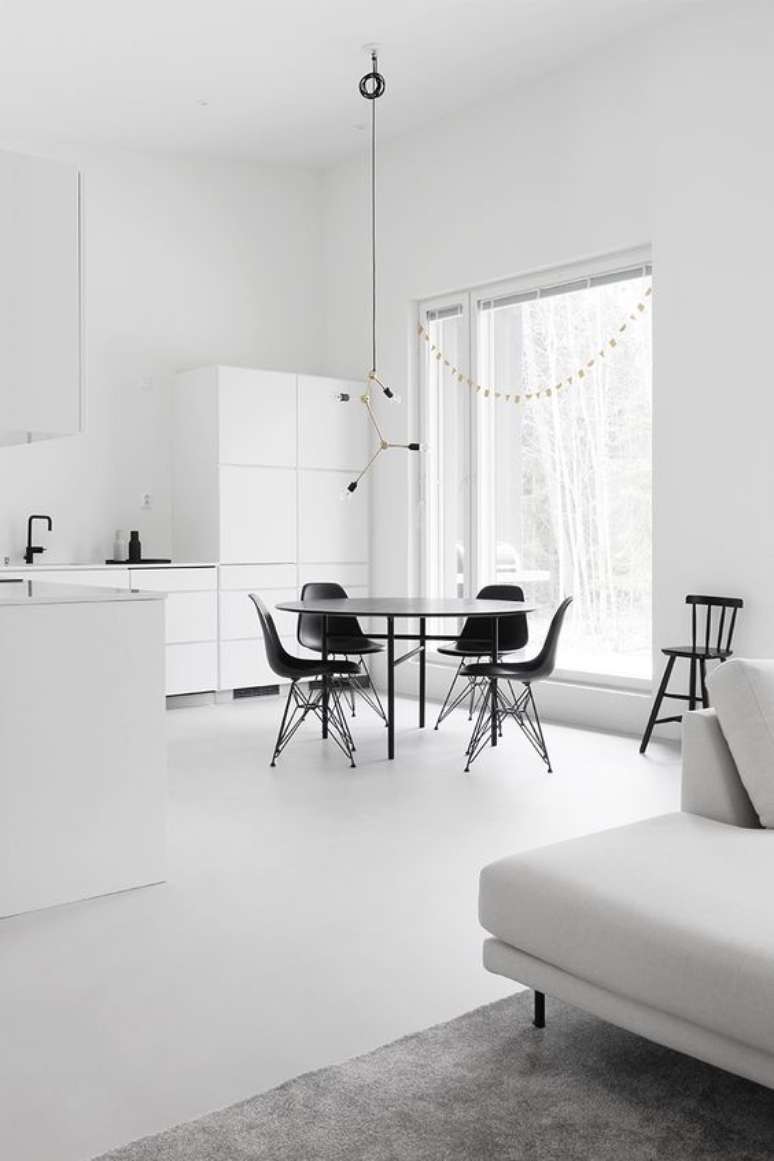 64. Porcelanato para cozinha branca com móveis preto e branco – Foto Design Wahs