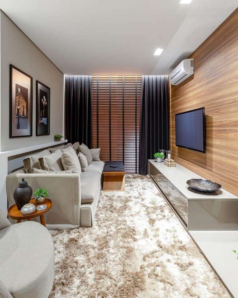 41. Cores para sala pequena decorada com tapete felpudo e painel de madeira – Foto: Quality Decor Express