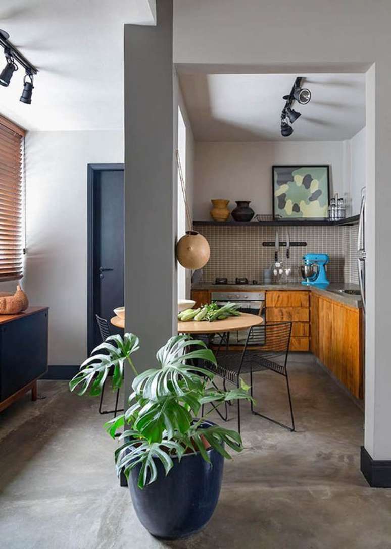 56. Porcelanato cimento queimado com cozinha de madeira e plantas na decoração – Foto Constance Zahn