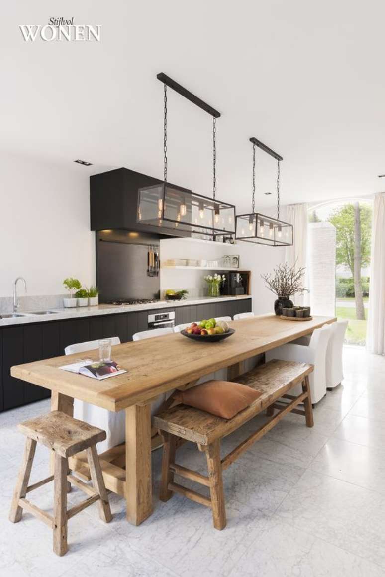 18. Porcelanato para cozinha moderna com mesa de madeira e armários pretos modernos – Foto Casa Claudia