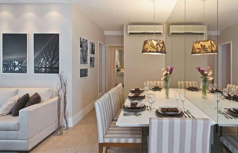 25. Cores para sala de jantar pequena decorada com parede espelhada e integrada à sala de estar – Foto: Guto Amorim