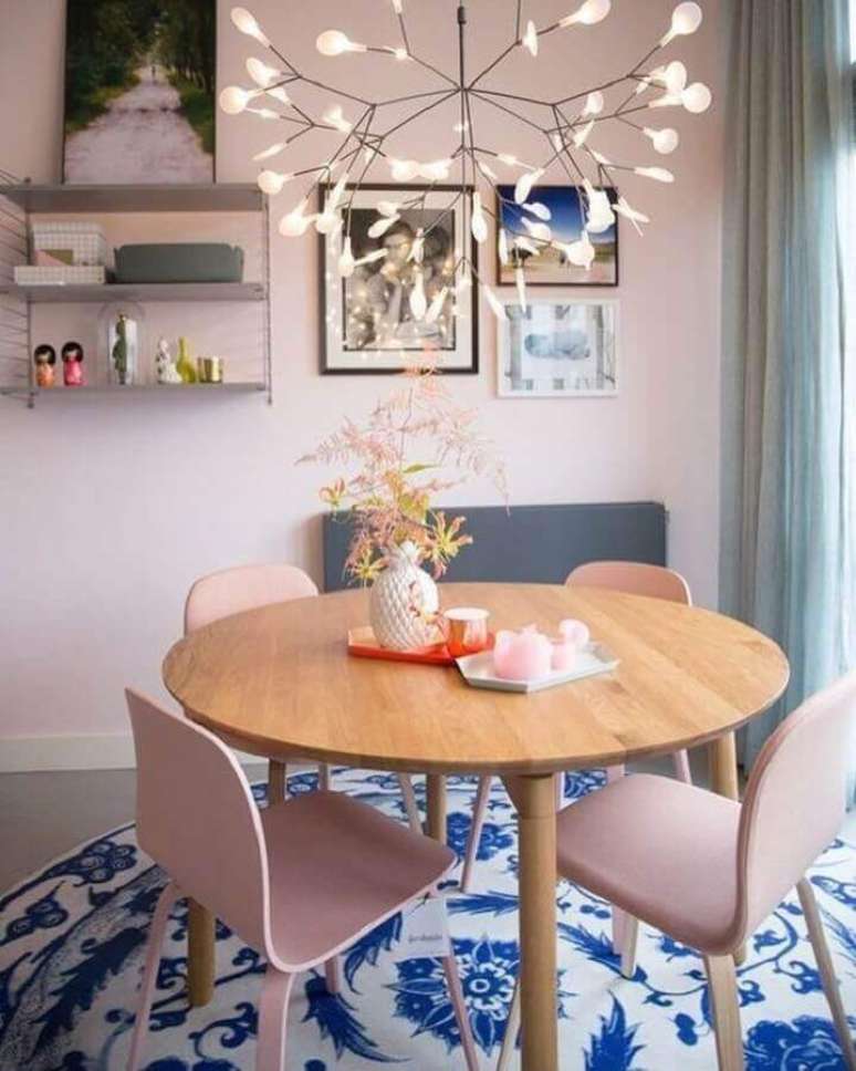 30. Cores para sala de jantar pequena e simples decorada com mesa redonda de madeira – Foto: Decor Fácil