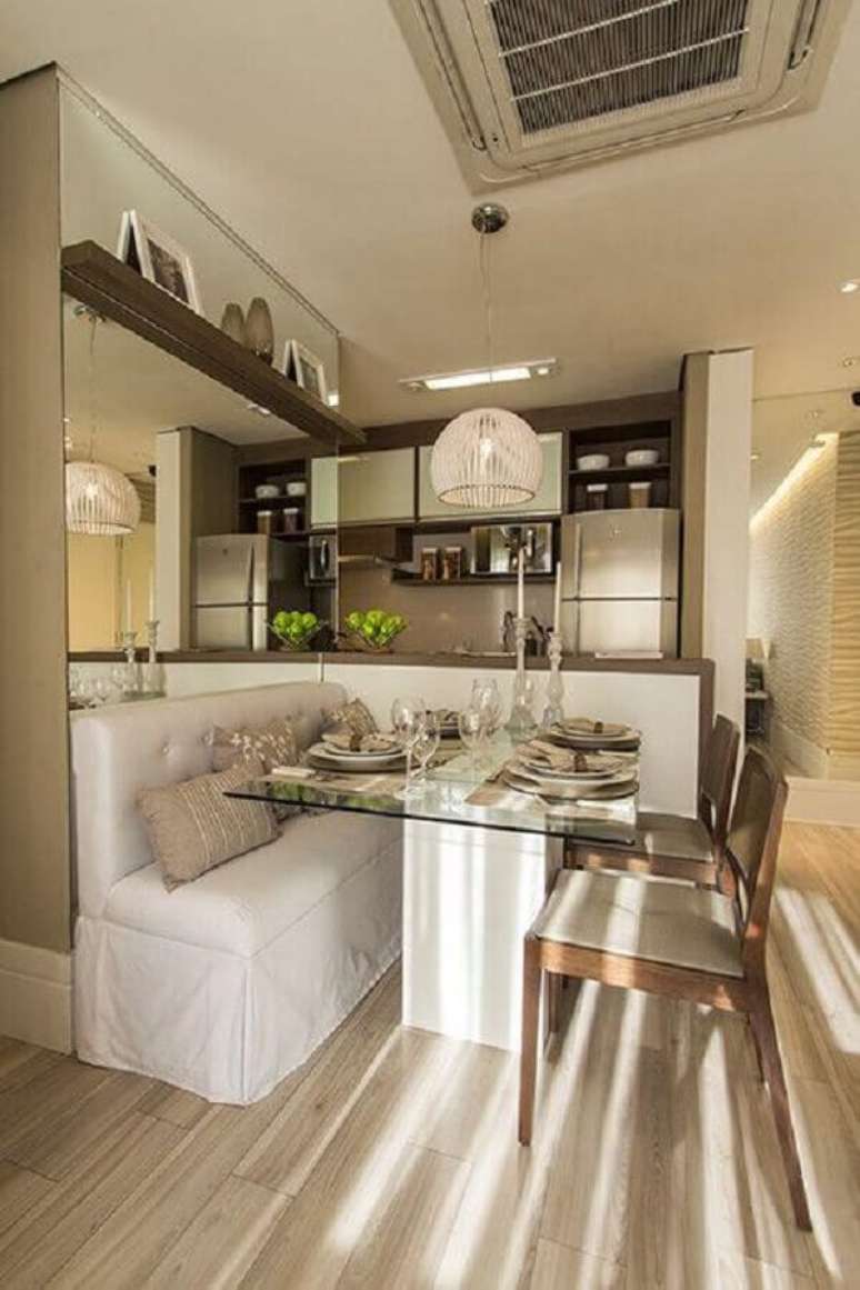 27. Cores para sala de jantar pequena e clean decorada com parede espelhada e luminária redonda – Foto: Decor Fácil