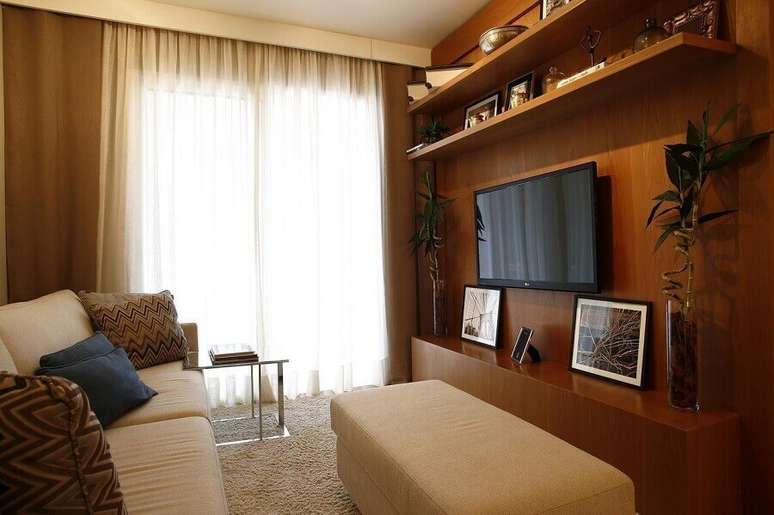 58. Ideias de cores para sala pequena decorada com rack e painel de madeira &ndash; Foto: Marel &ndash; Grupo Factory
