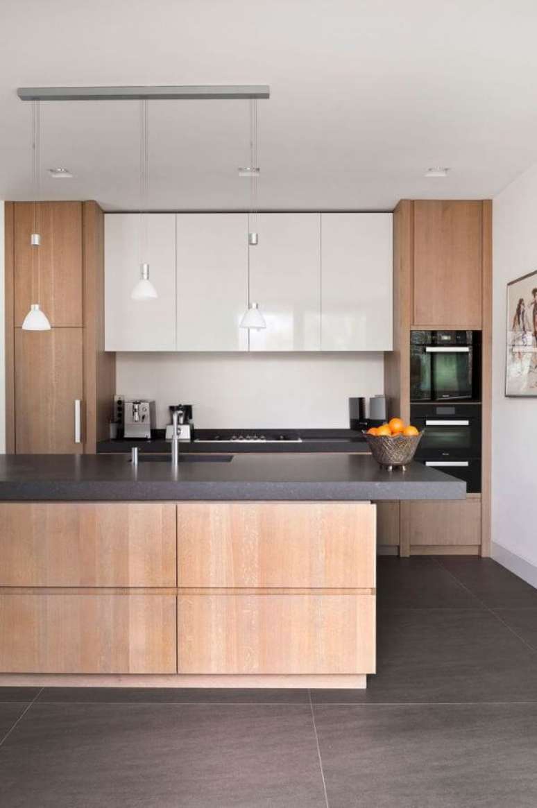 29. Cozinha com armários de madeira e piso porcelanato cinza na decoração moderna – Foto Sijmen Interieur