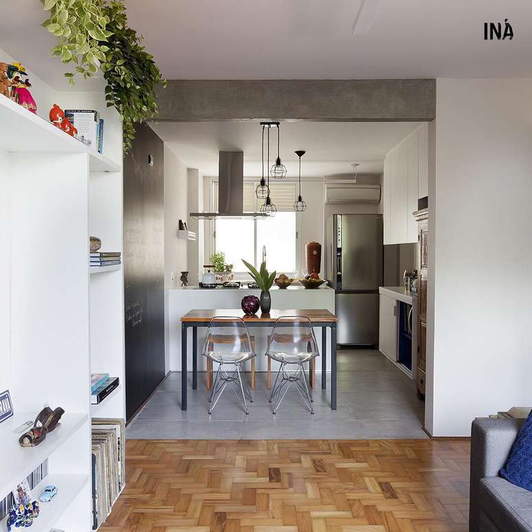 37. Cozinha integrada com porcelanato cinza – Foto Ina Arquitetura