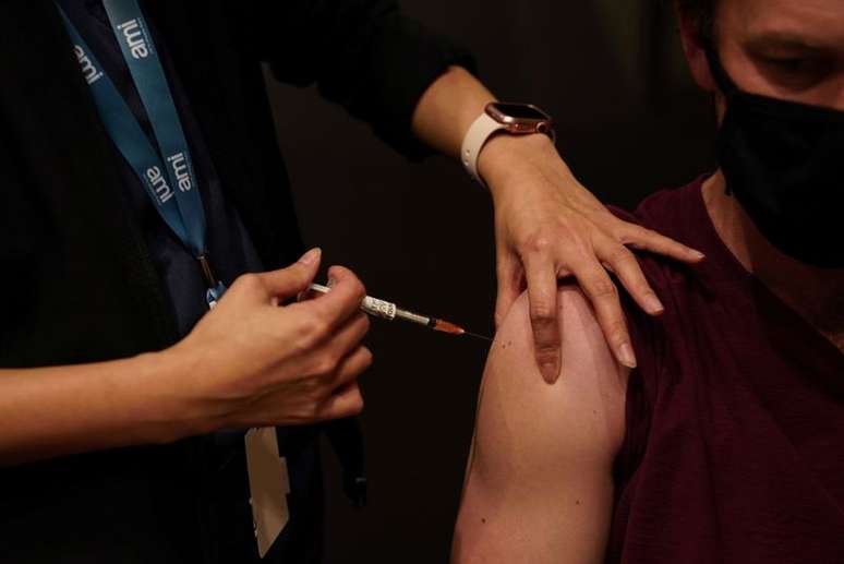Enfermeira aplica dose de vacina da AstraZeneca contra Covid-19 em paciente em Sydney
25/08/2021 REUTERS/Loren Elliott