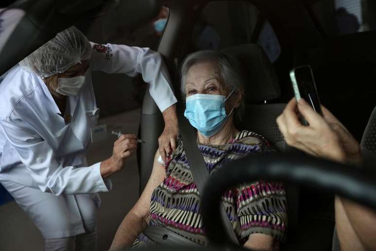 Norma Amuso, de 90 anos, recebe dose da vacina contra a Covid-19 no estádio do Pacaembu, em São Paulo, Brasil
08/02/2021 REUTERS/Amanda Perobelli