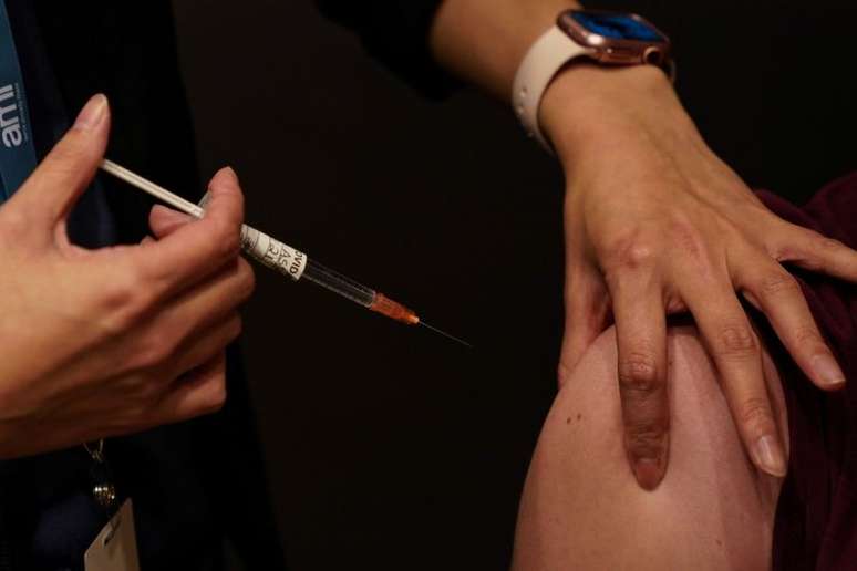 Pessoa recebe dose da vacina contra a Covid-19 da AstraZeneca em Sydney, Austrália
25/08/2021 REUTERS/Loren Elliott