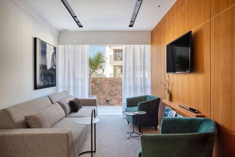 3. Cores para sala pequena decorada com painel de madeira para TV – Foto: Hobjeto Arquitetura