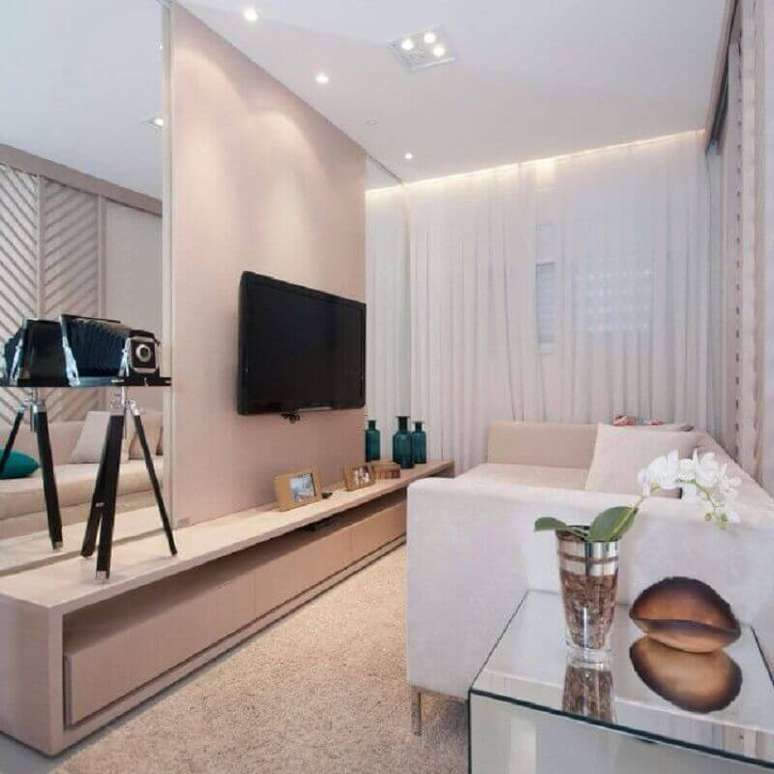 17. Cores para sala de estar pequena e clean decorada com parede espelhada – Foto: Home Fashion Trend