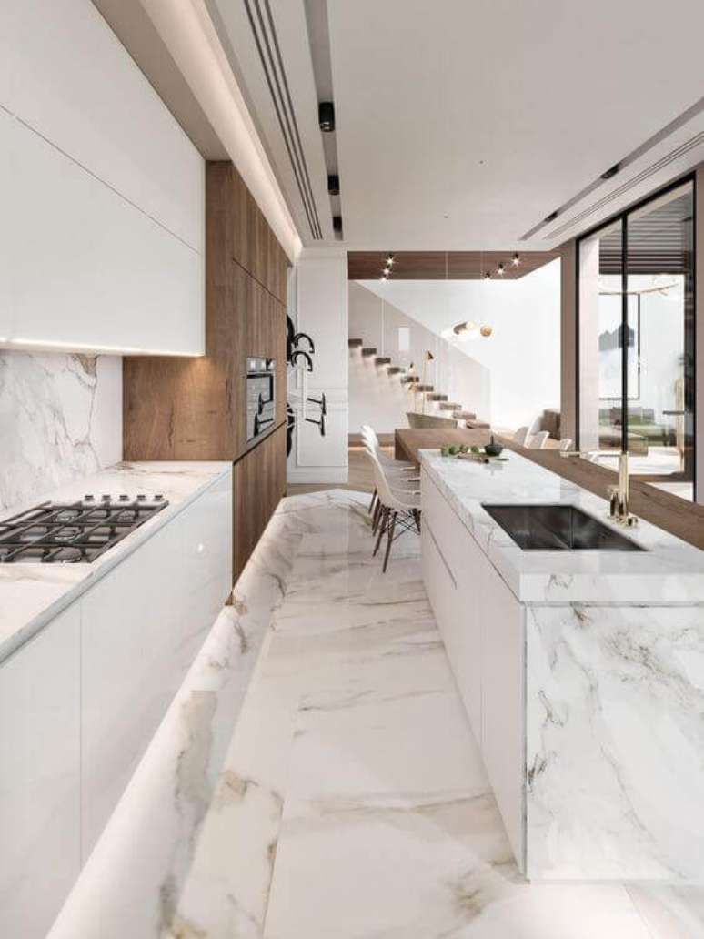28. Cozinha branca revestida de porcelanato marmorizado – Foto Fanusta