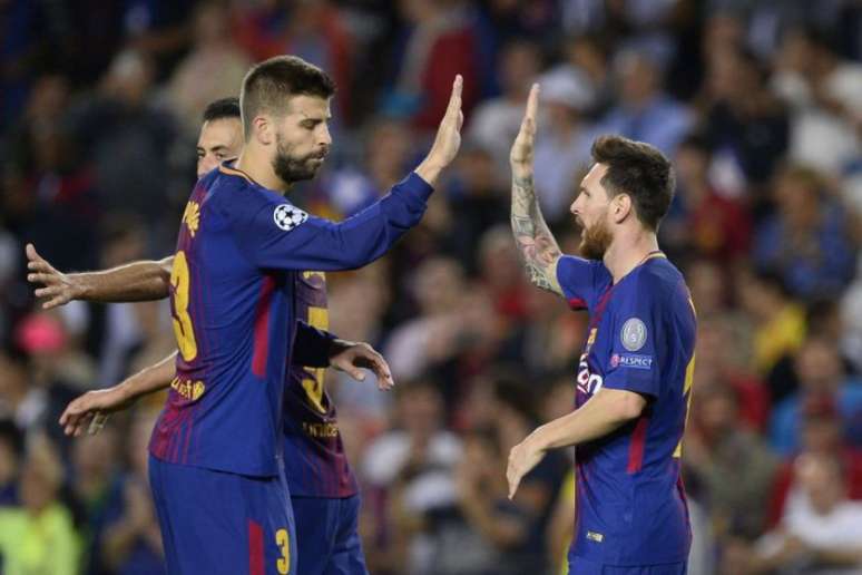 Piqué e Messi são amigos dos tempos de Barcelona (AFP)