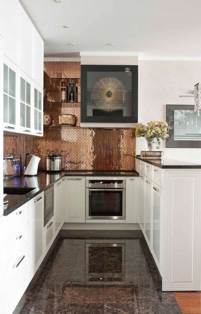 27. Cozinha branca com pastilhas adesivas bronze – Foto Habitissimo