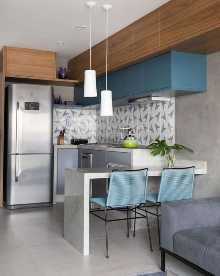 17. Porcelanato para cozinha moderna com bancada de granito e decoração em tons de azul – Foto Decor Salteado