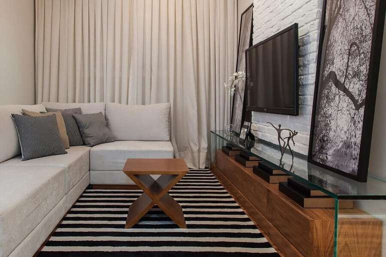 50. Decoração clean com cores para sala pequena com tapete preto e branco e sofá de canto – Foto: Sesso & Dalanezi Arquitetura+Design
