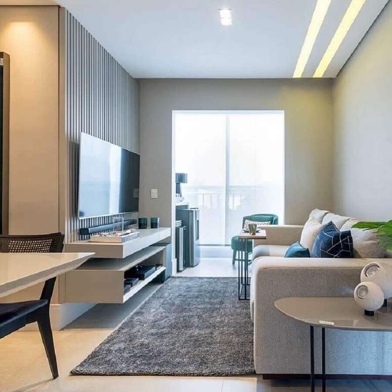 62. Paleta de cores para sala pequena decorada com tapete cinza e painel ripado &ndash; Foto: BF Arquitetas