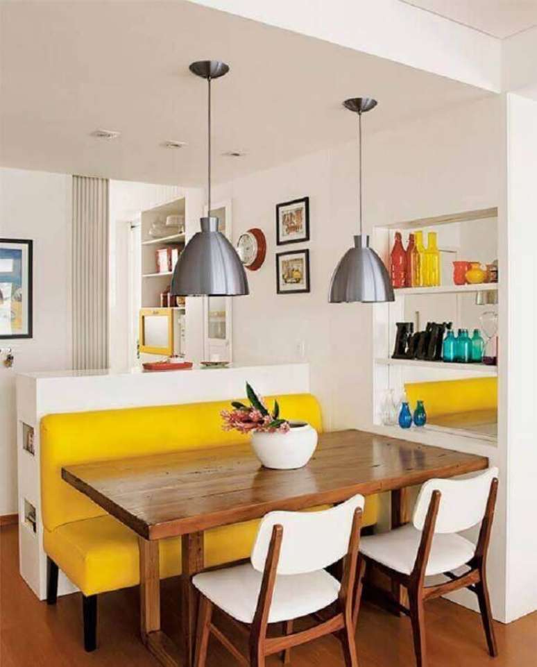 53. Cores para sala de jantar pequena e simples decorada com banco amarelo para mesa de madeira – Foto: Impiana