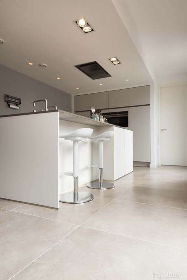 23. Bancada de porcelanato para cozinha moderna com piso porcelanato cinza claro – Foto Tegelfloor