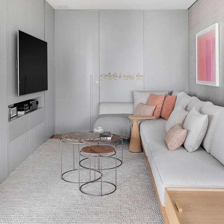 46. Cores para sala pequena e moderna decorada com almofadas para sofá de canto – Foto: Julia Ribeiro