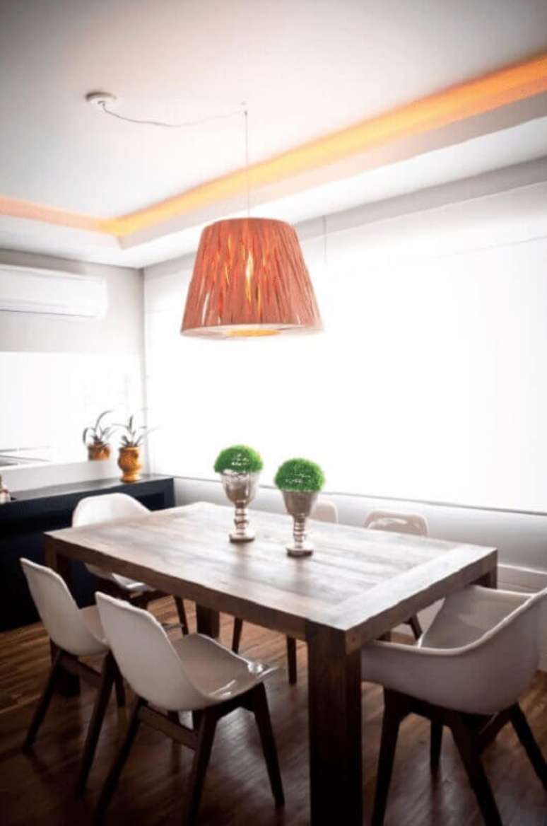 29. Cores para sala de jantar pequena e simples decorada com luminária pendente redondo – Foto: Joana & Manoela Arquitetura