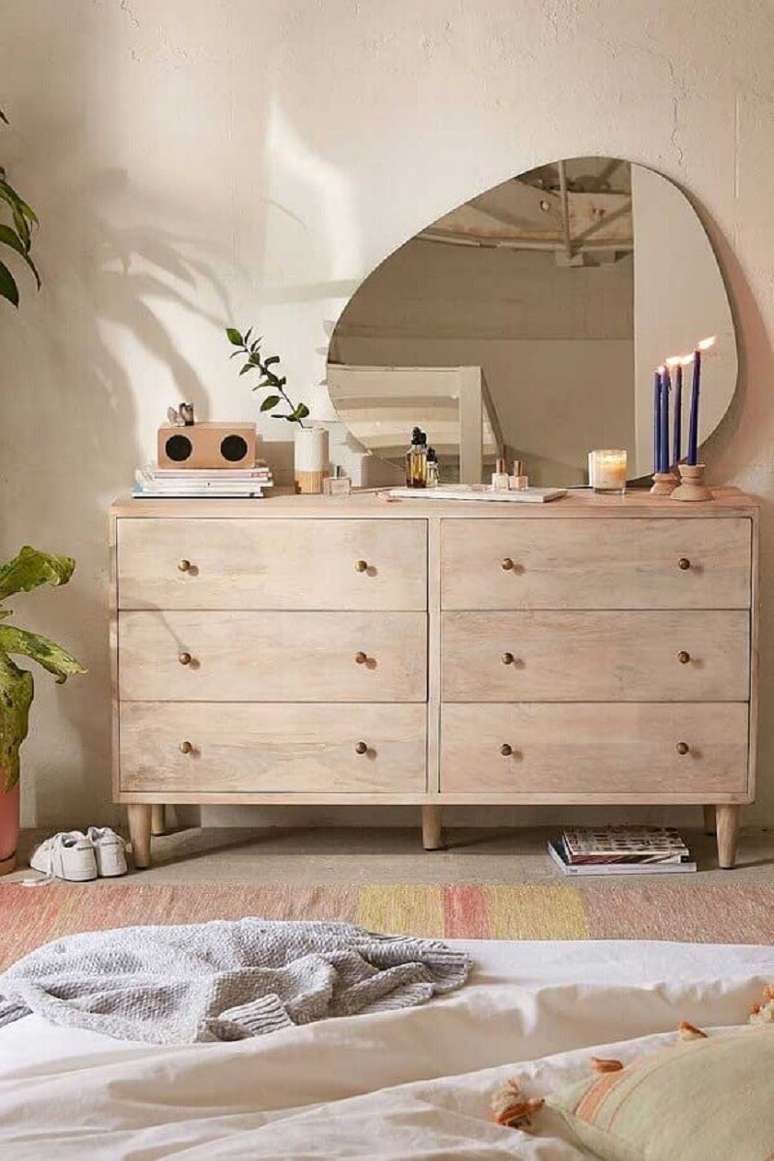 56. Decoração simples para quarto com cômoda de madeira clara e espelho diferente – Foto: Archidea
