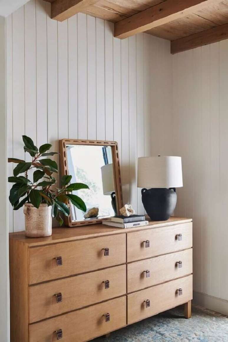 15. Abajur preto e branco para decoração de quarto com cômoda de madeira – Foto: Anthropologie