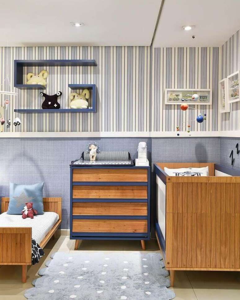 30. C&ocirc;moda de madeira para quarto de beb&ecirc; azul e branco decorado com papel de parede listrado &ndash; Foto: Berta Gon&ccedil;alves