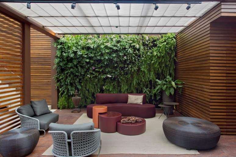 32. Sala de estar decorada com parede verde de plantas – Foto MCA Estudio