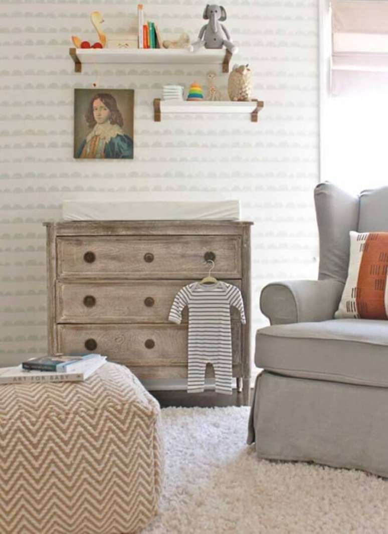 61. Quarto de beb&ecirc; decorado com papel de parede delicado e c&ocirc;moda de madeira r&uacute;stica &ndash; Foto: Happy Modern